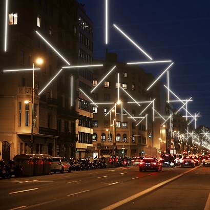 Barcelona presenta las luces de navidad en plena primavera