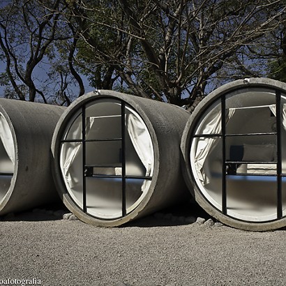 Tubohotel: Un hotel hecho con tubos de hormigón reciclados